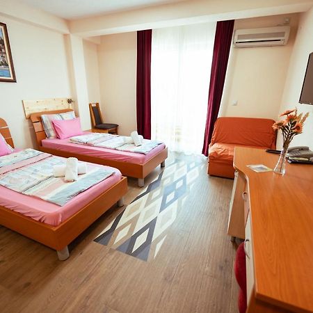 Hotel Holiday-M Ohrid Esterno foto