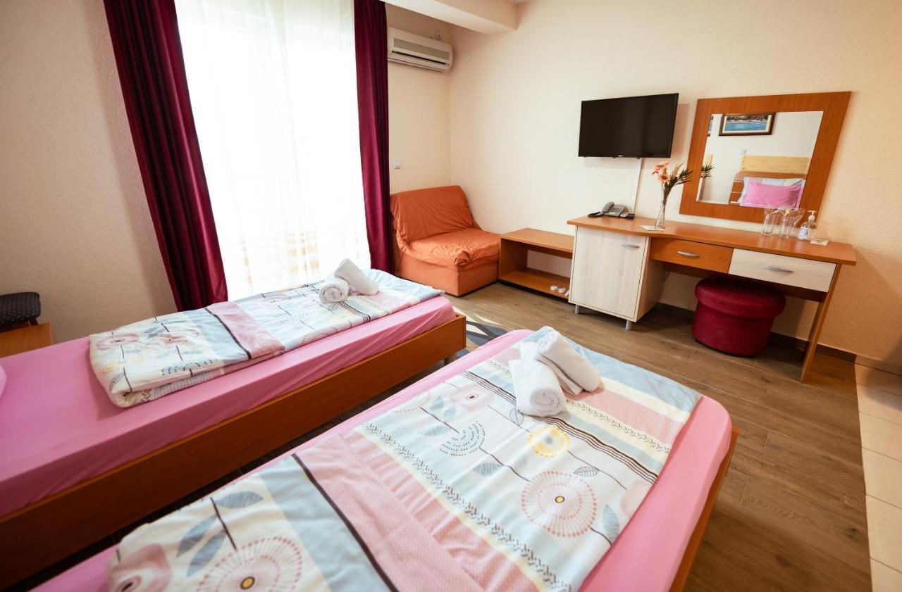 Hotel Holiday-M Ohrid Esterno foto