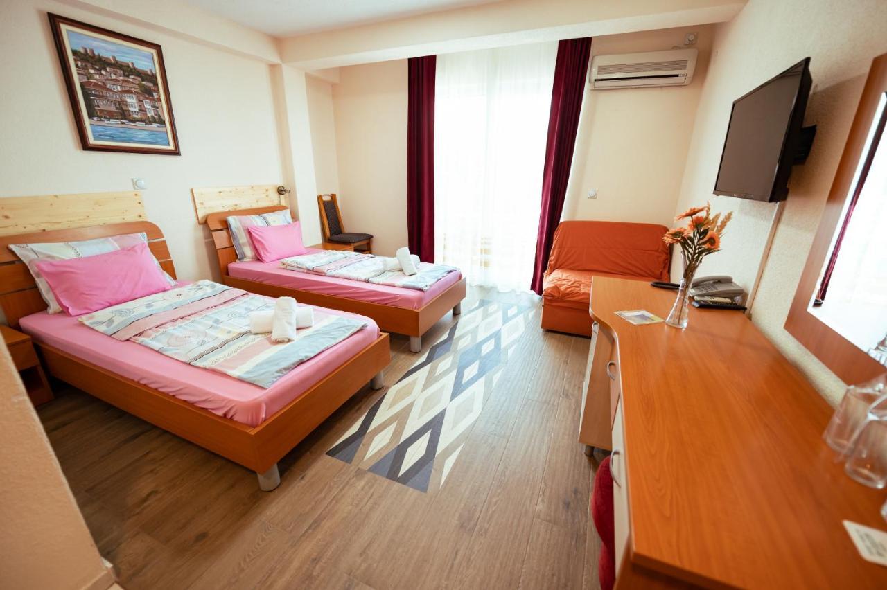 Hotel Holiday-M Ohrid Esterno foto