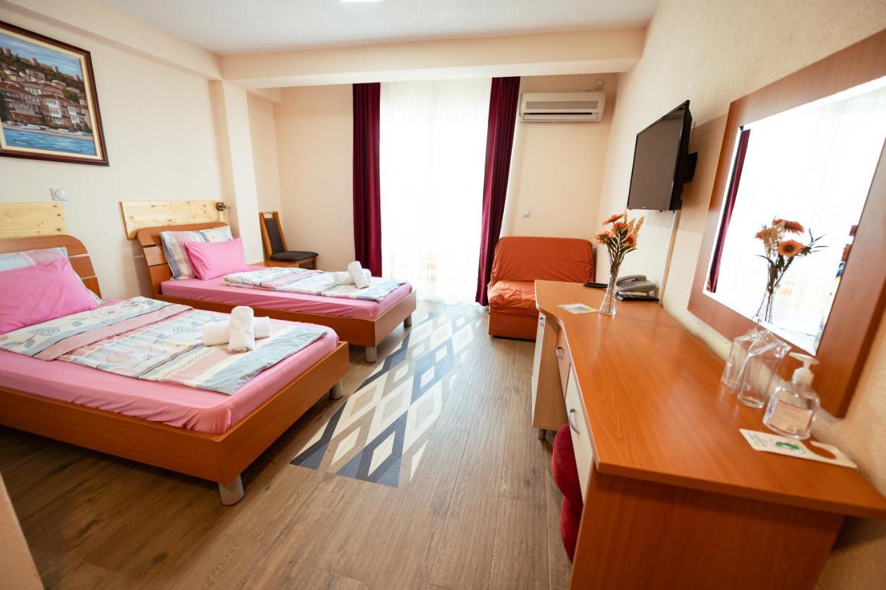Hotel Holiday-M Ohrid Esterno foto