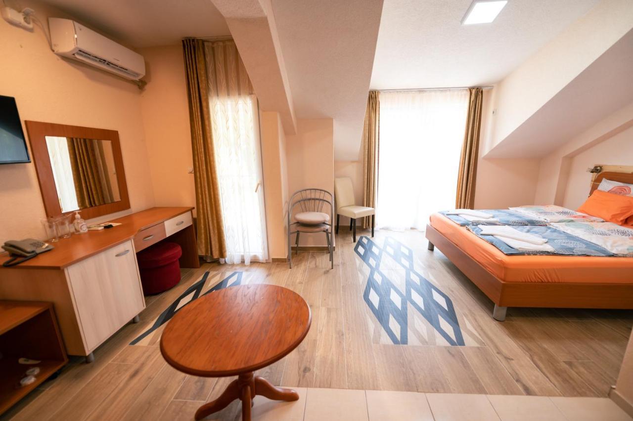 Hotel Holiday-M Ohrid Esterno foto