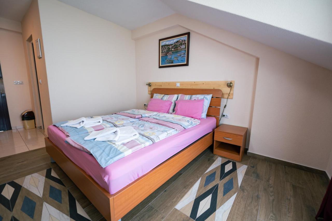 Hotel Holiday-M Ohrid Esterno foto