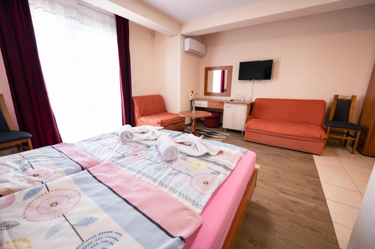 Hotel Holiday-M Ohrid Esterno foto