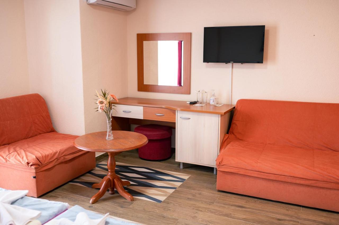 Hotel Holiday-M Ohrid Esterno foto