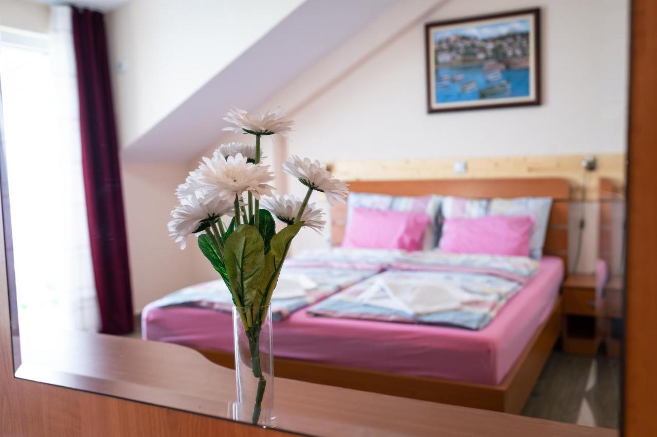 Hotel Holiday-M Ohrid Esterno foto