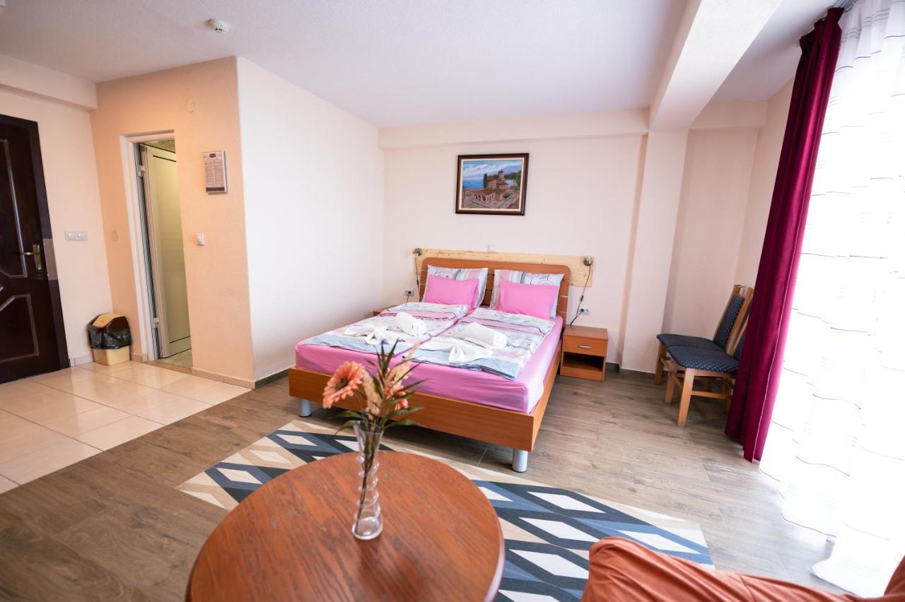 Hotel Holiday-M Ohrid Esterno foto