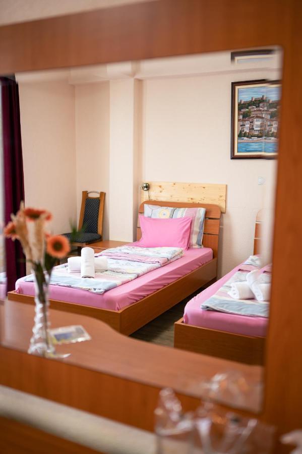 Hotel Holiday-M Ohrid Esterno foto