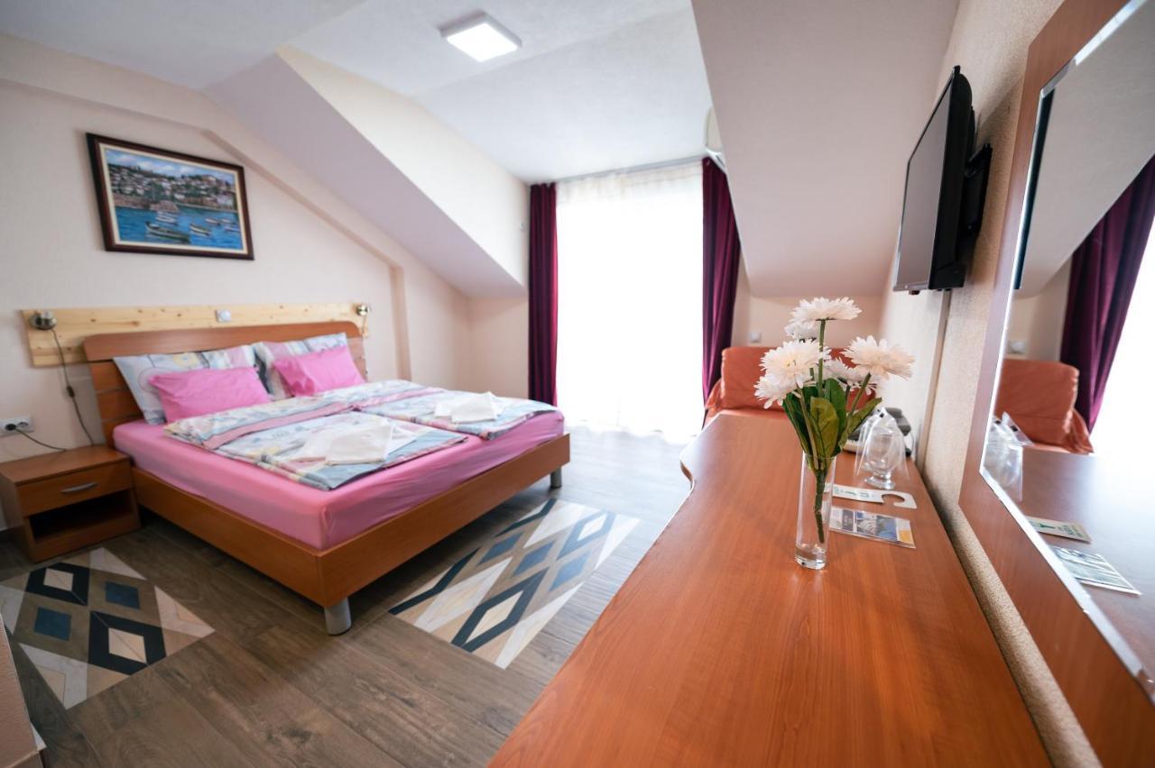 Hotel Holiday-M Ohrid Esterno foto