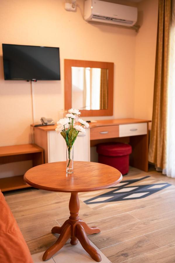 Hotel Holiday-M Ohrid Esterno foto