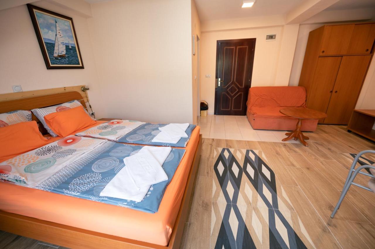 Hotel Holiday-M Ohrid Esterno foto