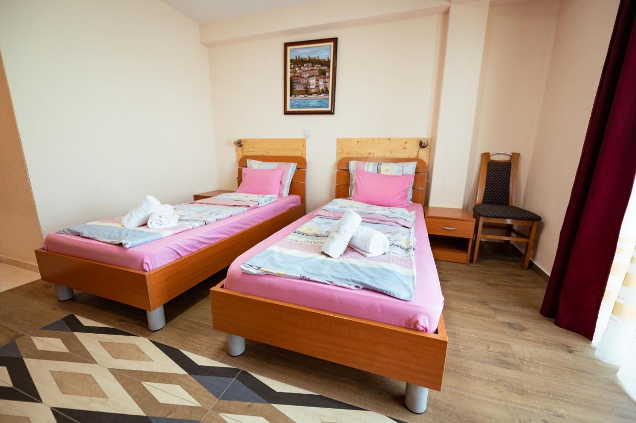 Hotel Holiday-M Ohrid Esterno foto
